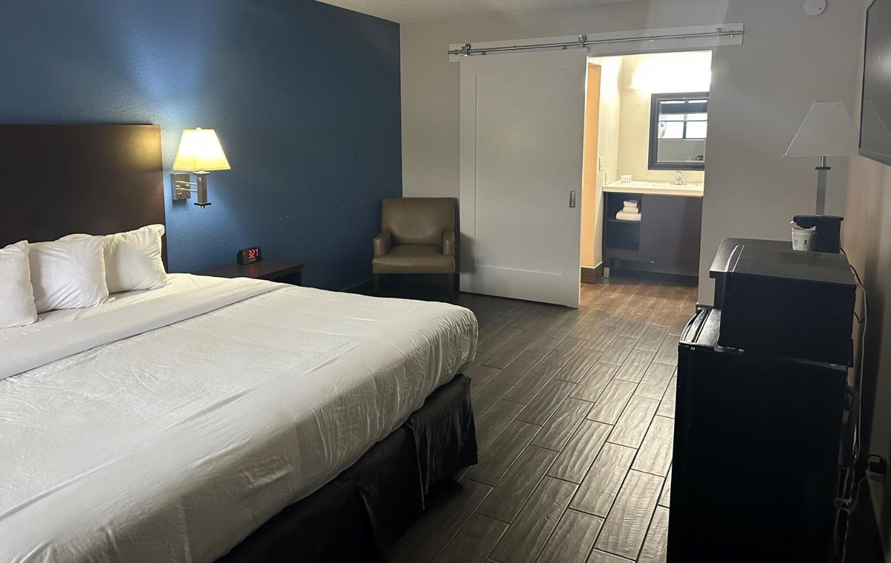 Baymont by Wyndham Kingman photo 13