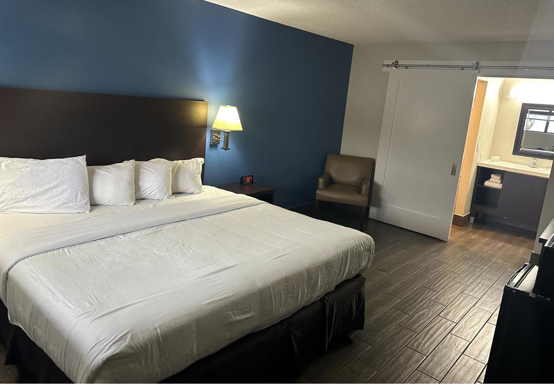 Baymont by Wyndham Kingman photo 14