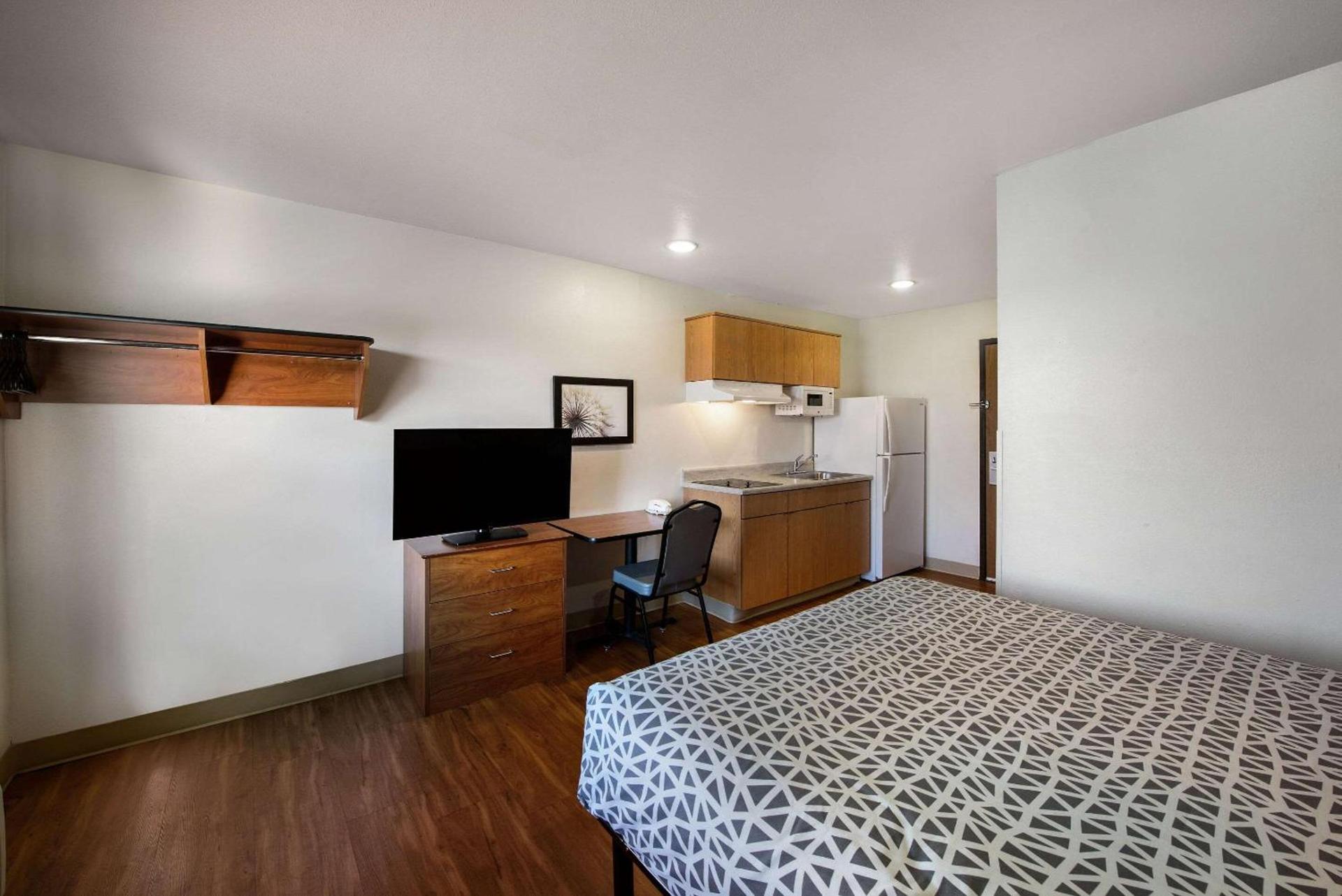 WoodSpring Suites Columbus Southeast photo 11