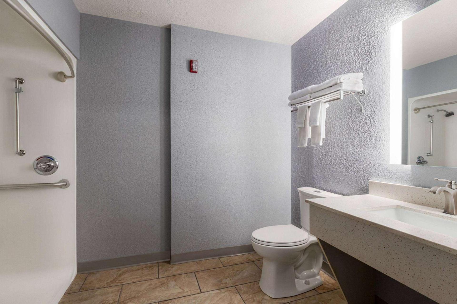 AmericInn by Wyndham Williamsburg photo 19