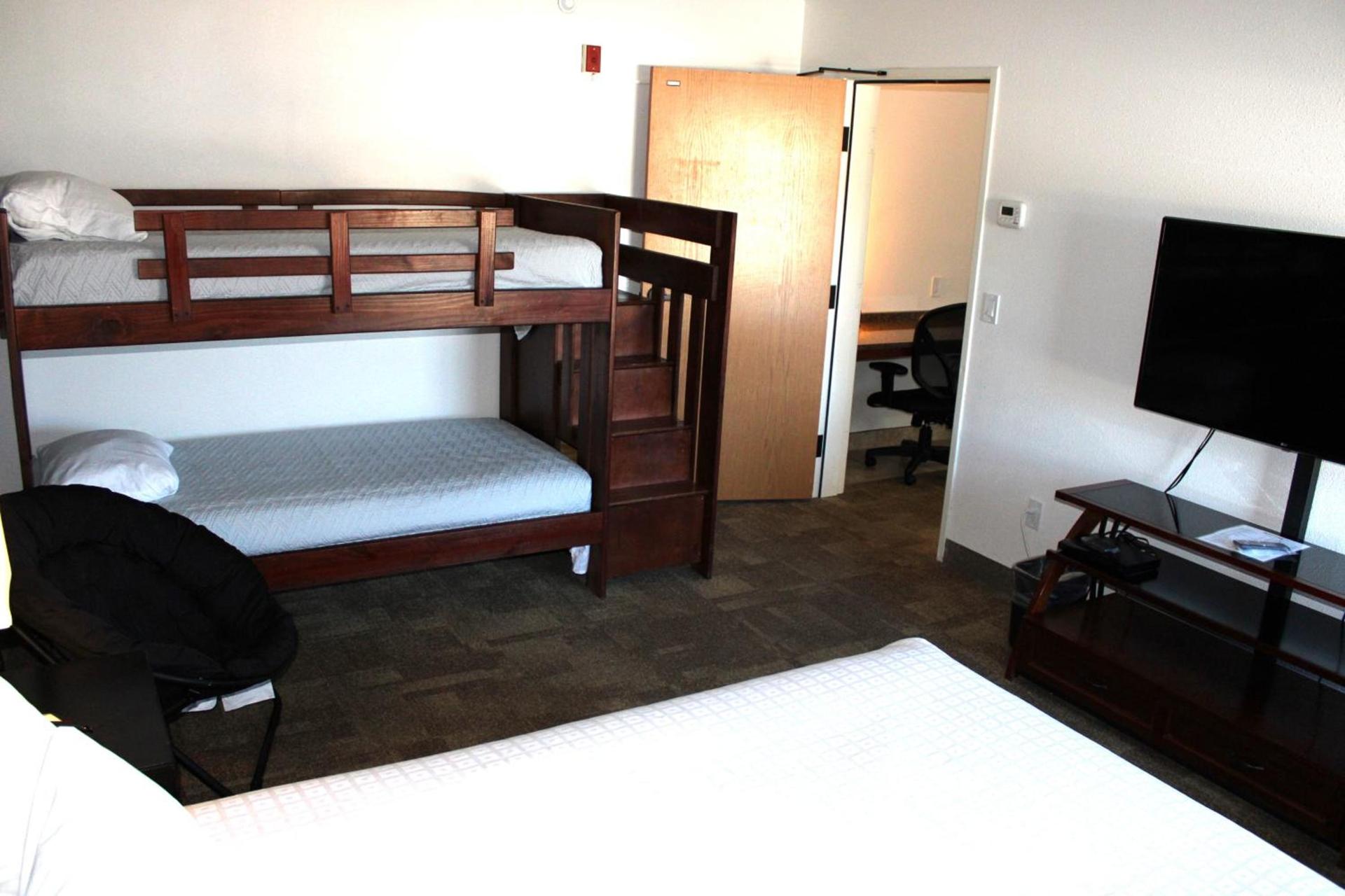Boothill Inn and Suites photo 40