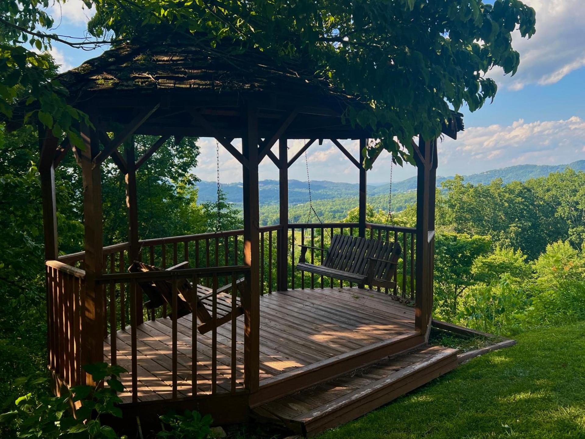 Little Greenbriar Lodge photo 38