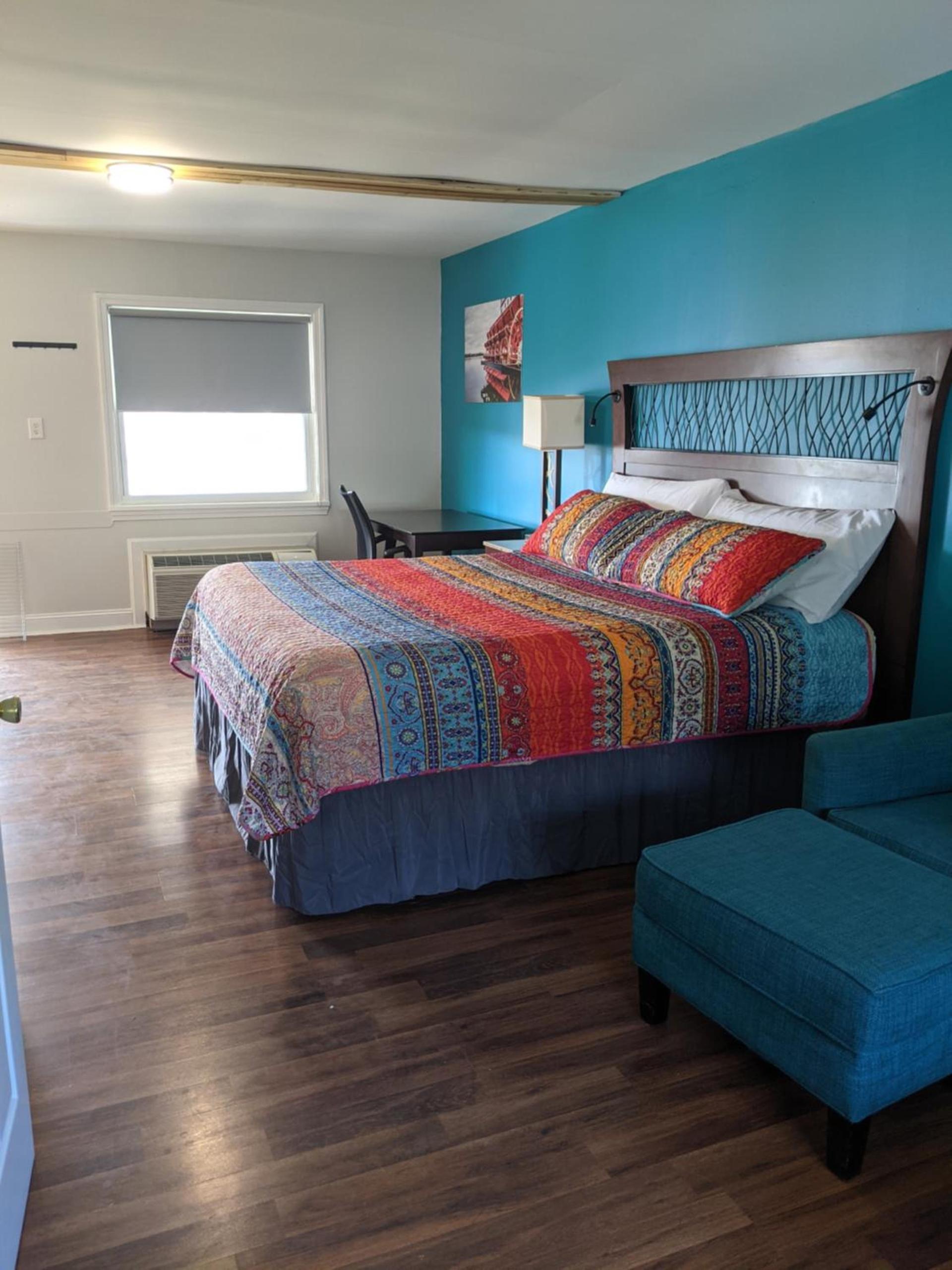 Riverboat Inn & Suites photo 48
