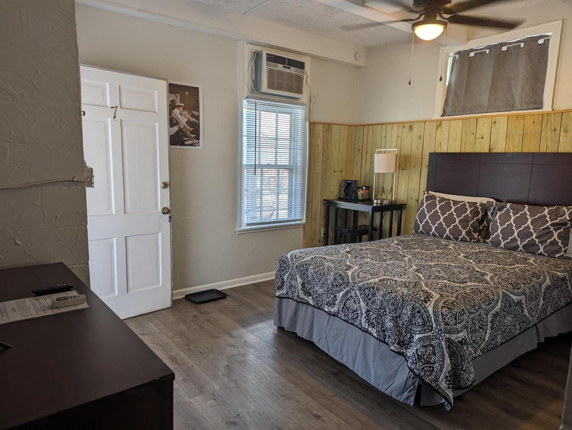 Riverboat Inn & Suites photo 75