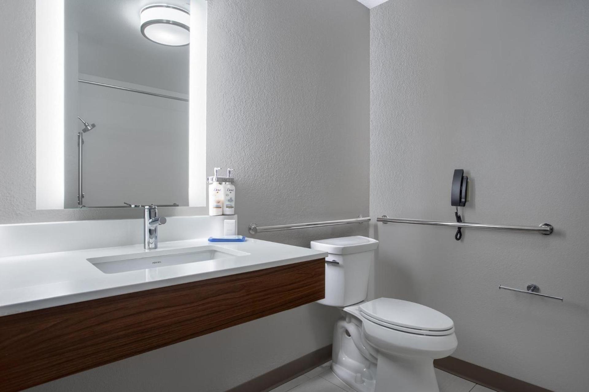 Holiday Inn Express & Suites Clinton by IHG photo 65
