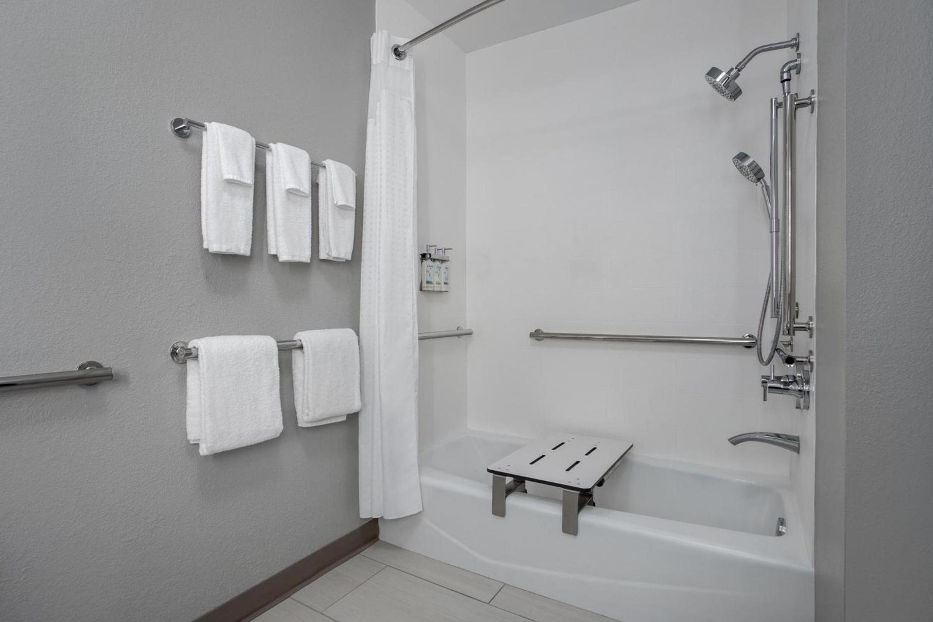 Holiday Inn Express & Suites Clinton by IHG photo 66