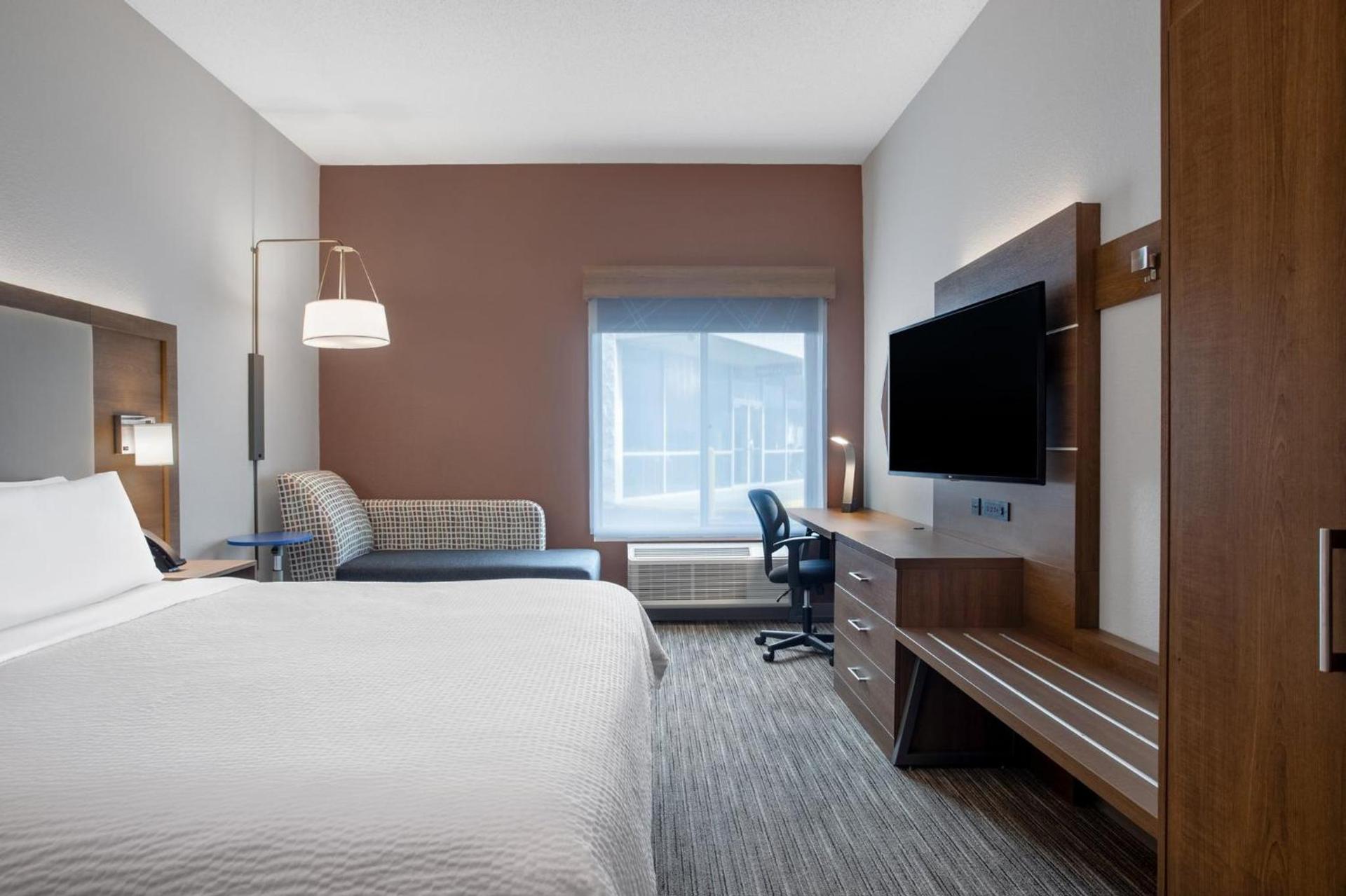 Holiday Inn Express & Suites Clinton by IHG photo 77