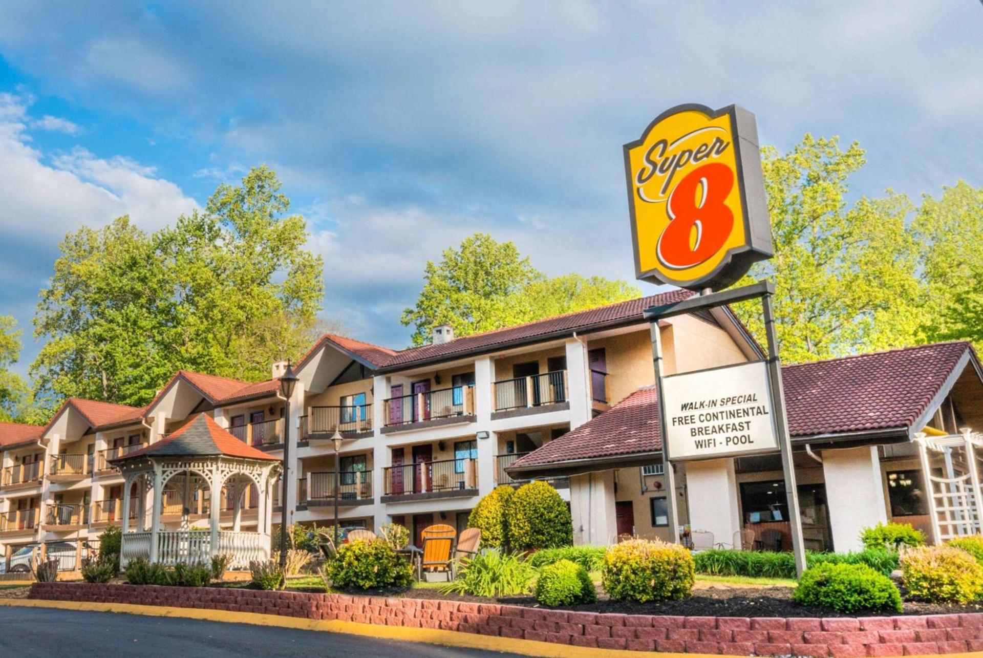 Super 8 by Wyndham Downtown Gatlinburg at Convention Center photo 1