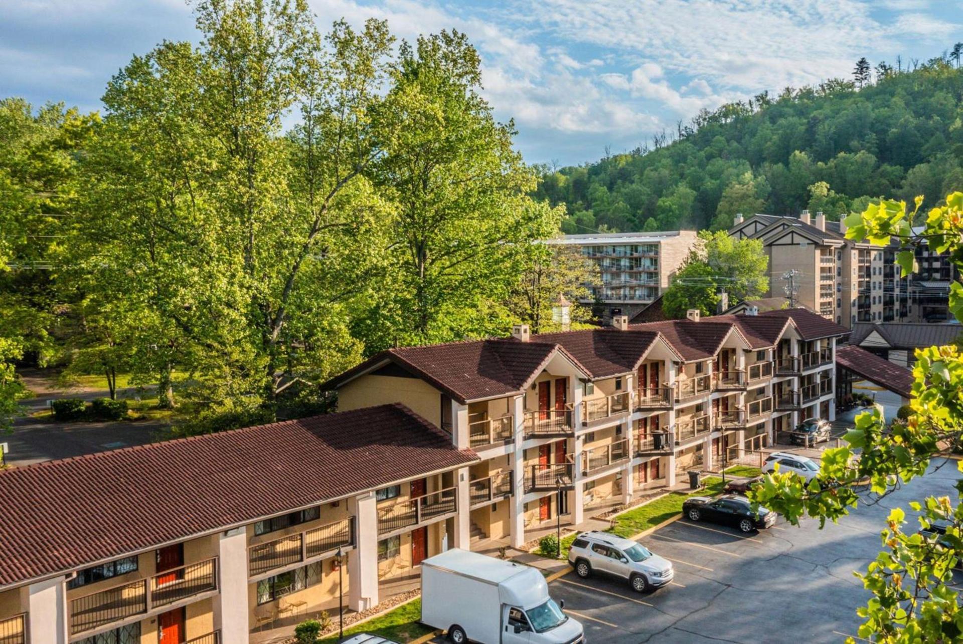 Super 8 by Wyndham Downtown Gatlinburg at Convention Center photo 3