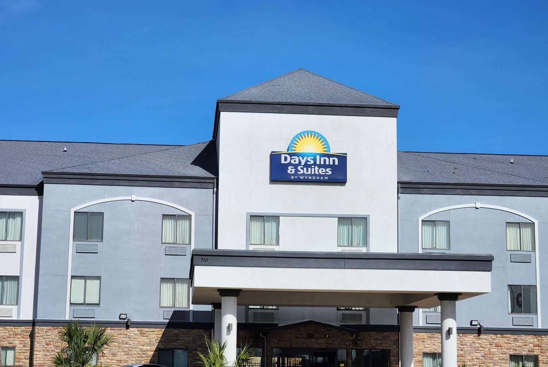 Days Inn & Suites by Wyndham Houston / West Energy Corridor photo 2