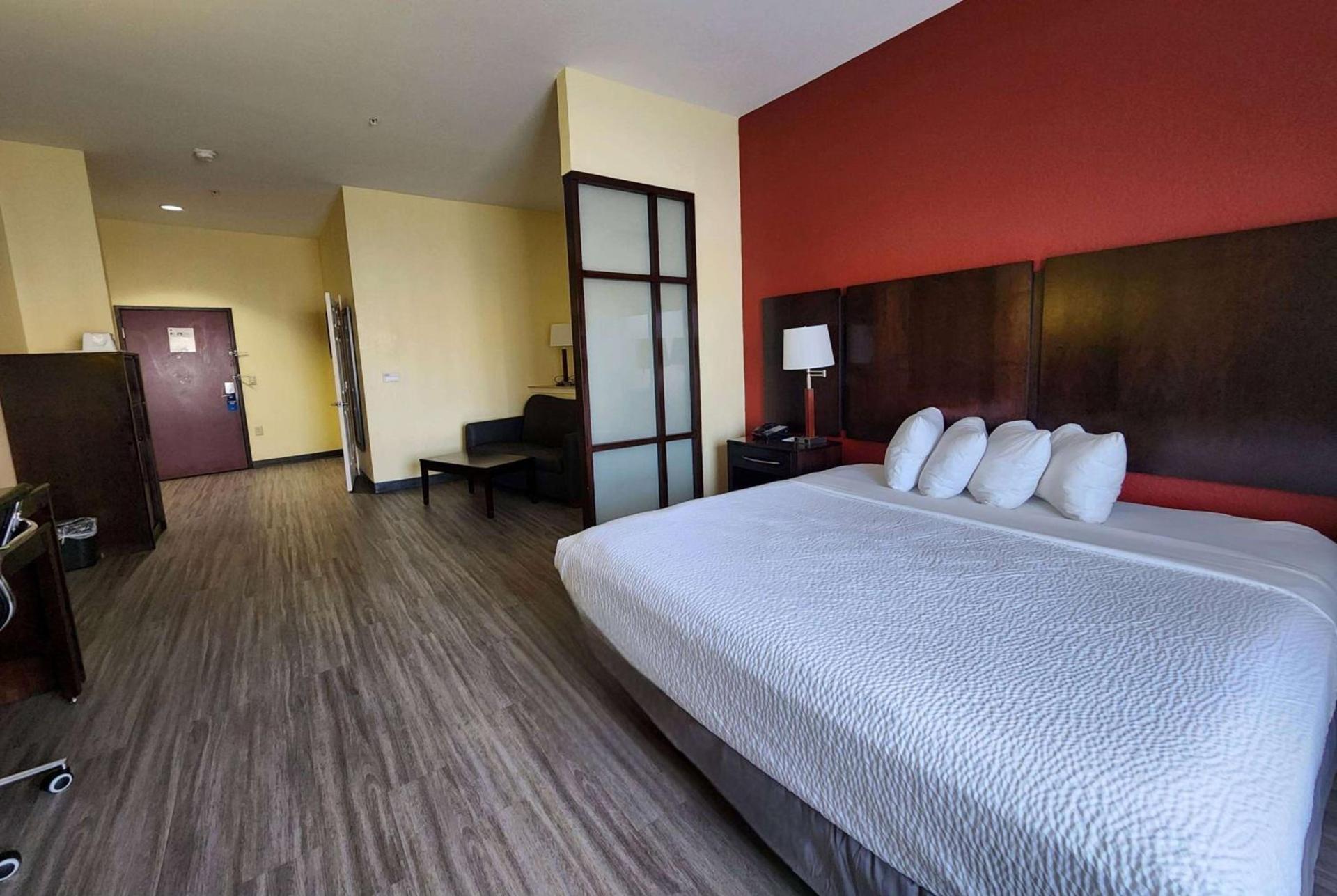 Days Inn & Suites by Wyndham Houston / West Energy Corridor photo 8