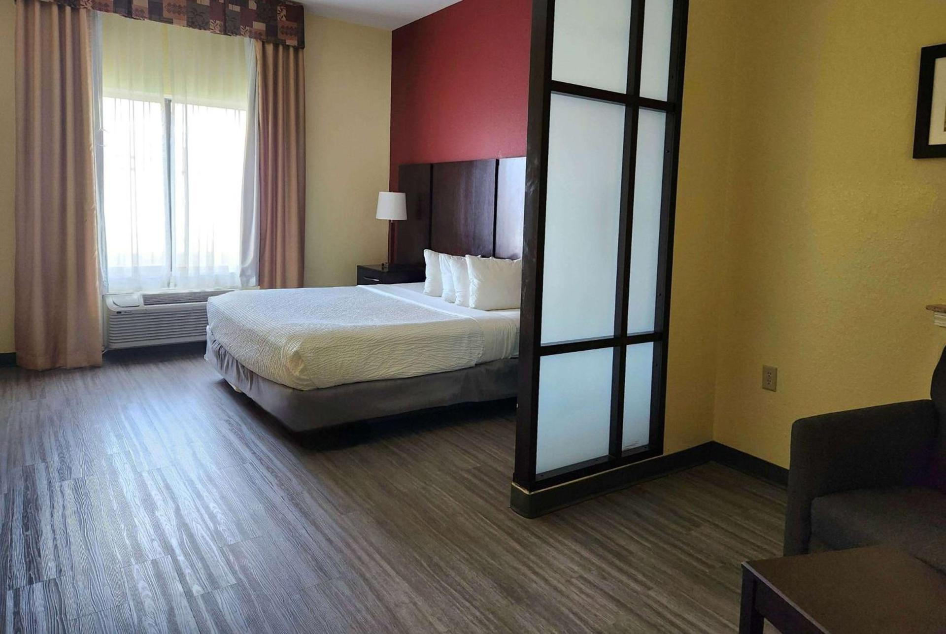 Days Inn & Suites by Wyndham Houston / West Energy Corridor photo 9