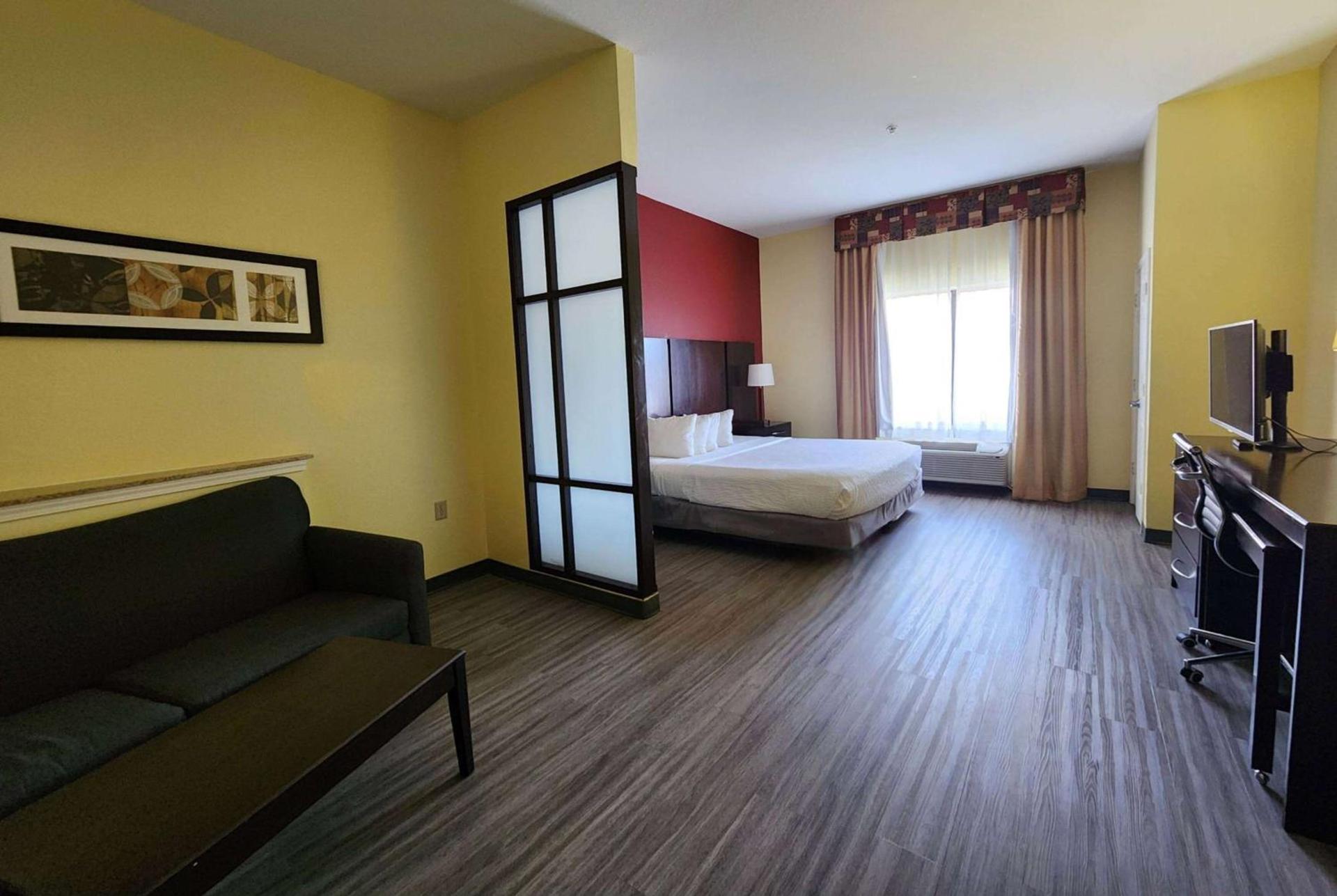 Days Inn & Suites by Wyndham Houston / West Energy Corridor photo 10