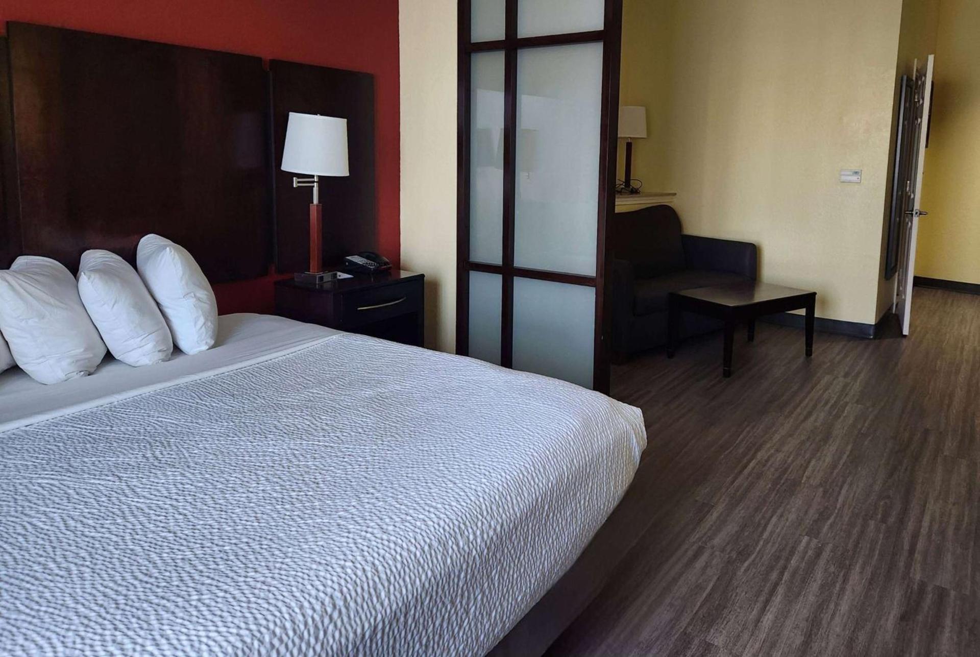 Days Inn & Suites by Wyndham Houston / West Energy Corridor photo 11