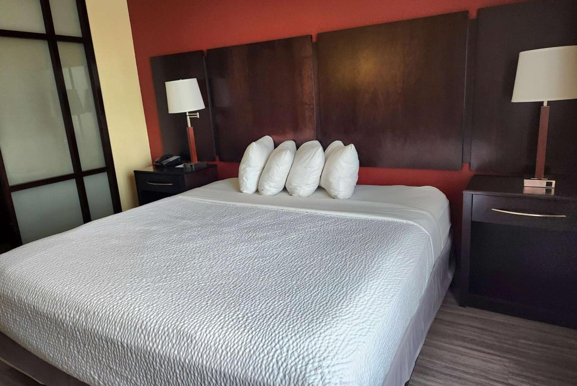 Days Inn & Suites by Wyndham Houston / West Energy Corridor photo 12