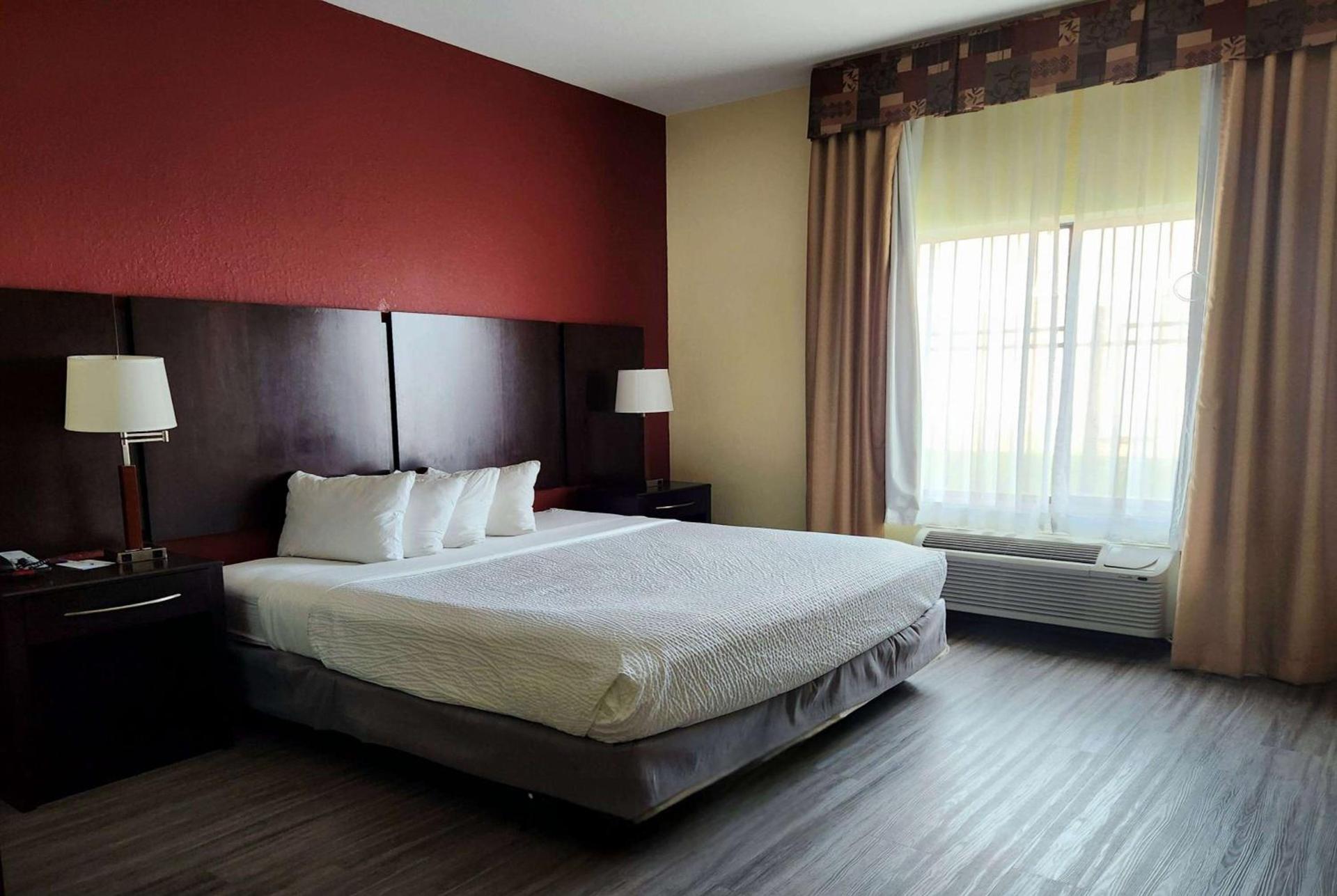Days Inn & Suites by Wyndham Houston / West Energy Corridor photo 13