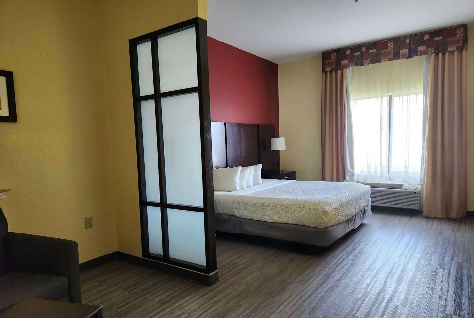 Days Inn & Suites by Wyndham Houston / West Energy Corridor photo 15