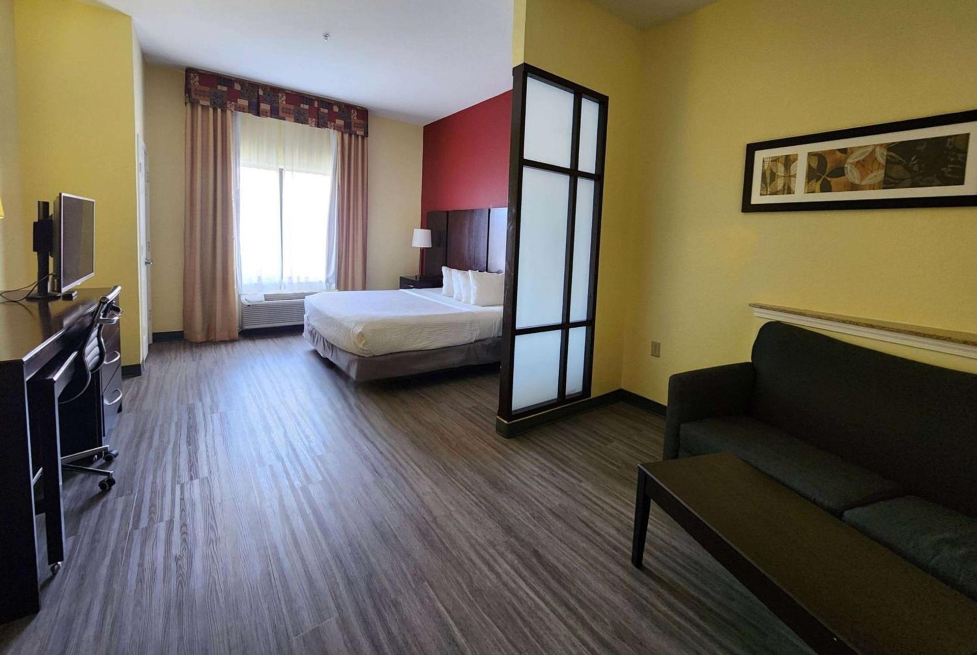 Days Inn & Suites by Wyndham Houston / West Energy Corridor photo 16