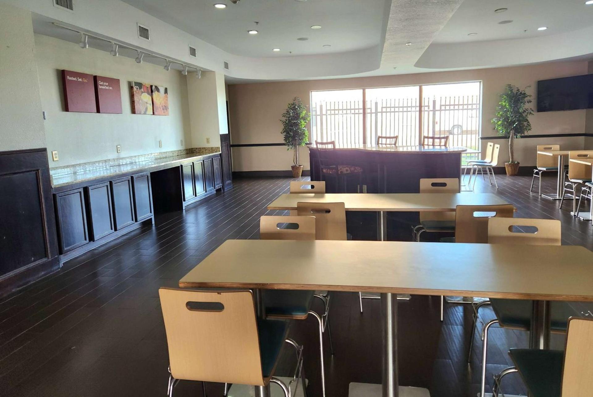 Days Inn & Suites by Wyndham Houston / West Energy Corridor photo 19