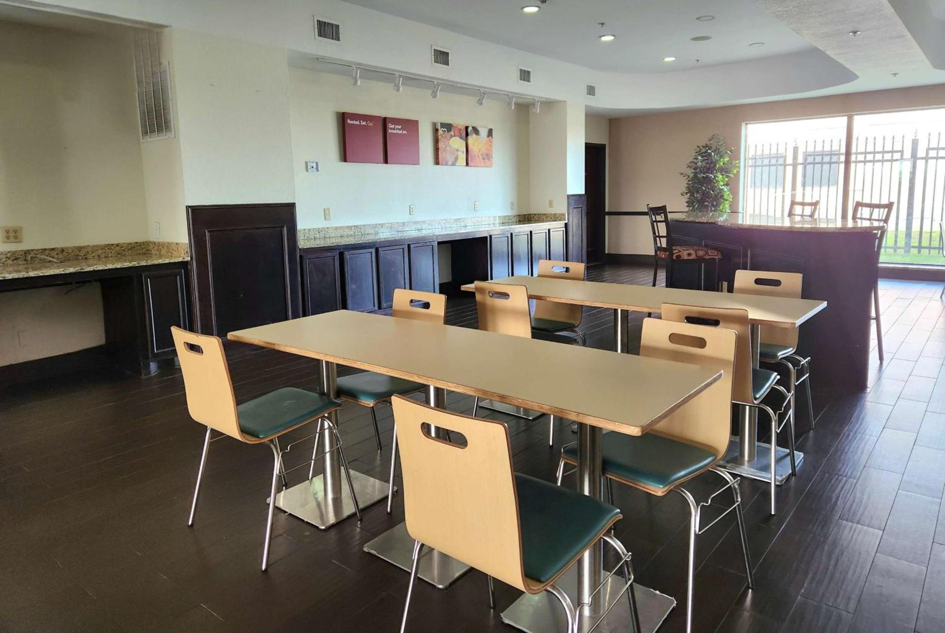 Days Inn & Suites by Wyndham Houston / West Energy Corridor photo 20