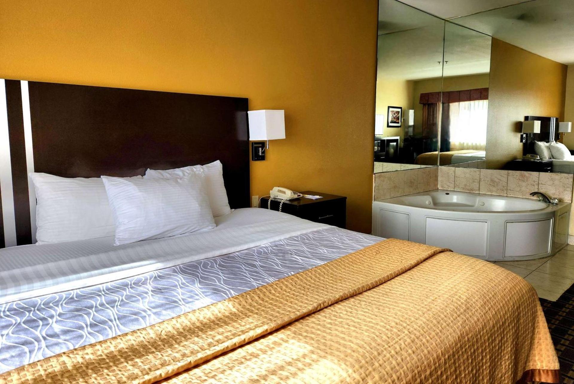 Days Inn & Suites by Wyndham Sam Houston Tollway photo 13