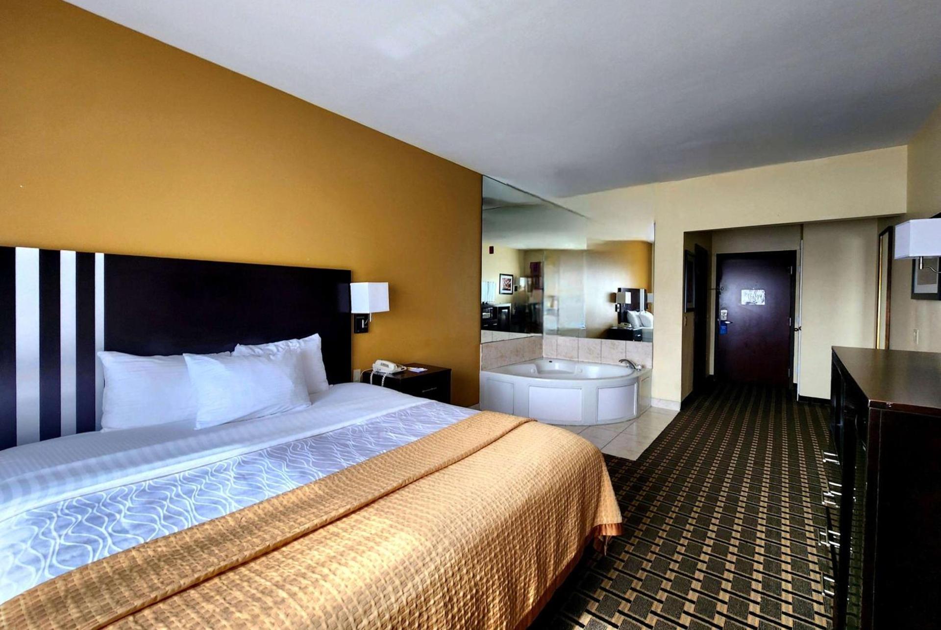 Days Inn & Suites by Wyndham Sam Houston Tollway photo 12