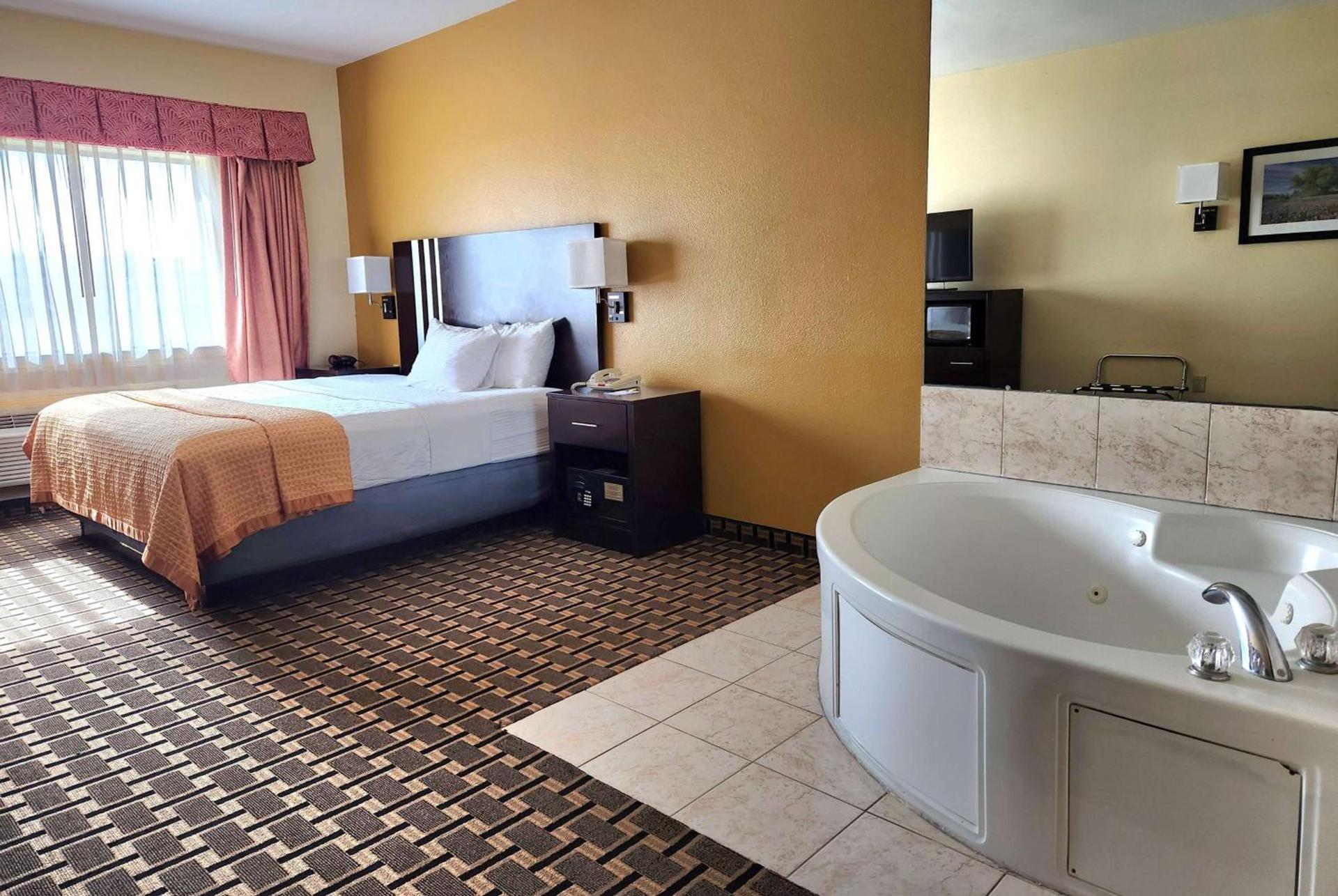 Days Inn & Suites by Wyndham Sam Houston Tollway photo 14