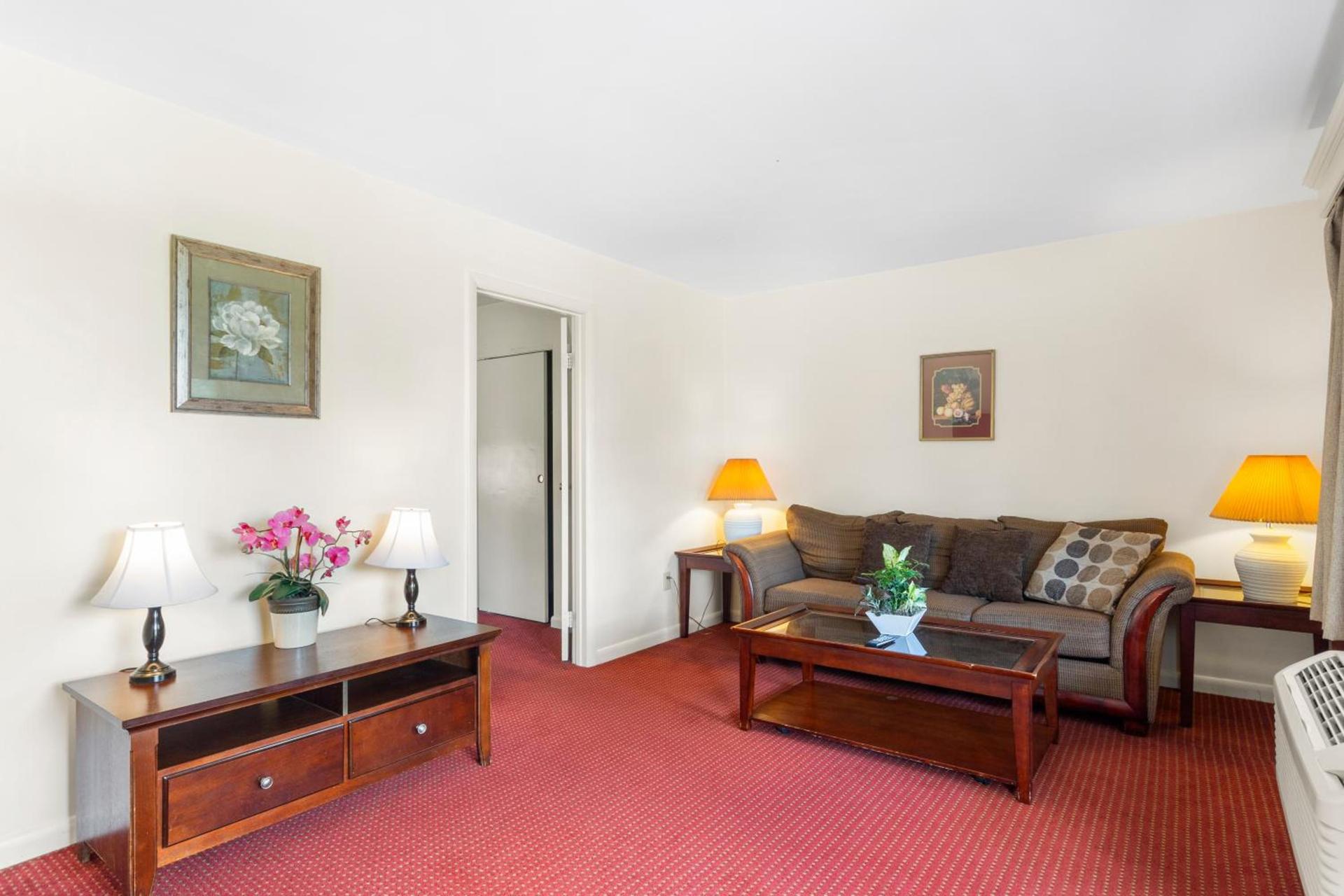 Blue Spruce Inn & Suites photo 2