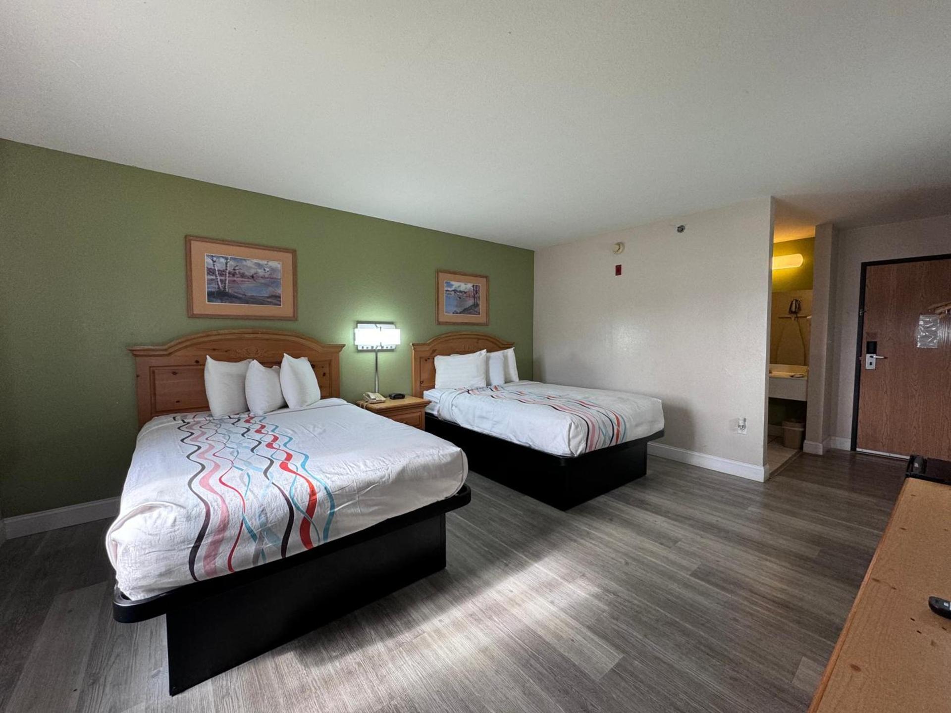 Regency Inn and Suites photo 37