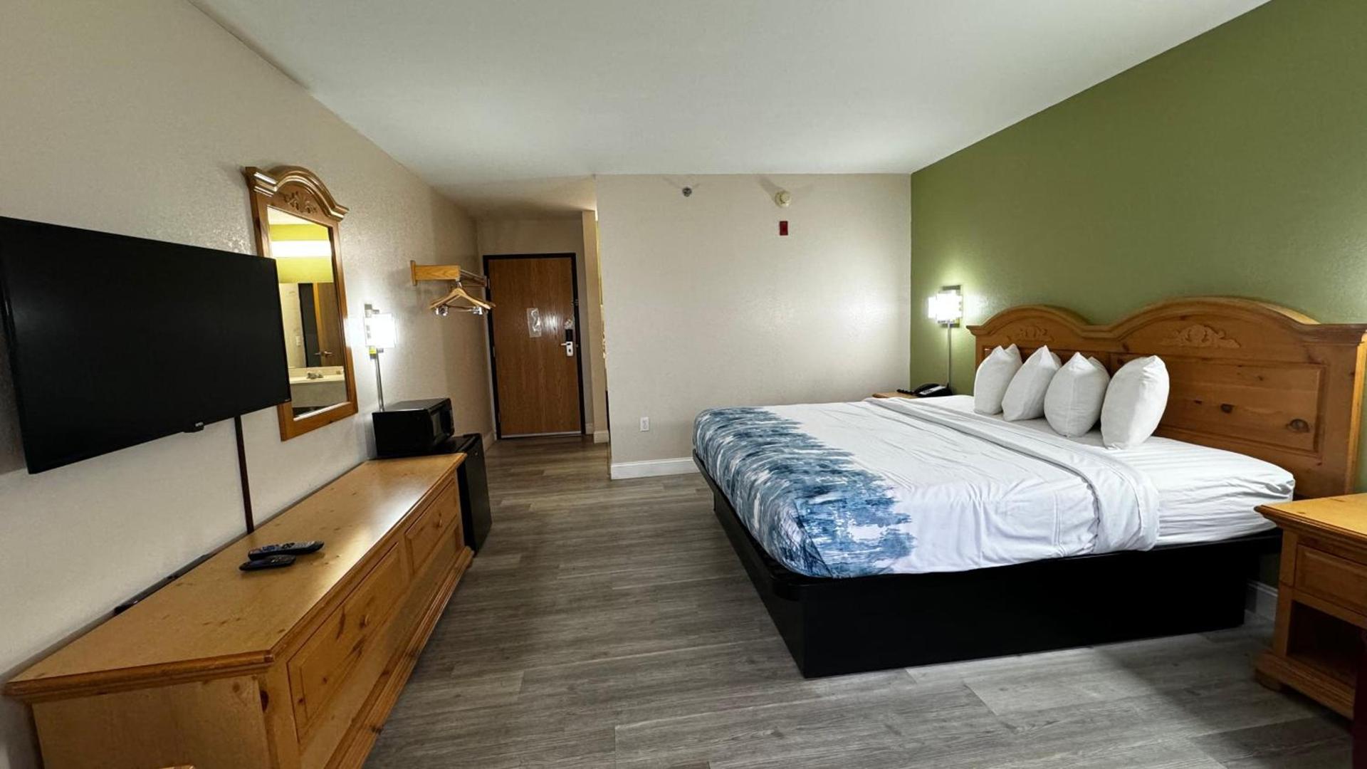 Regency Inn and Suites photo 34
