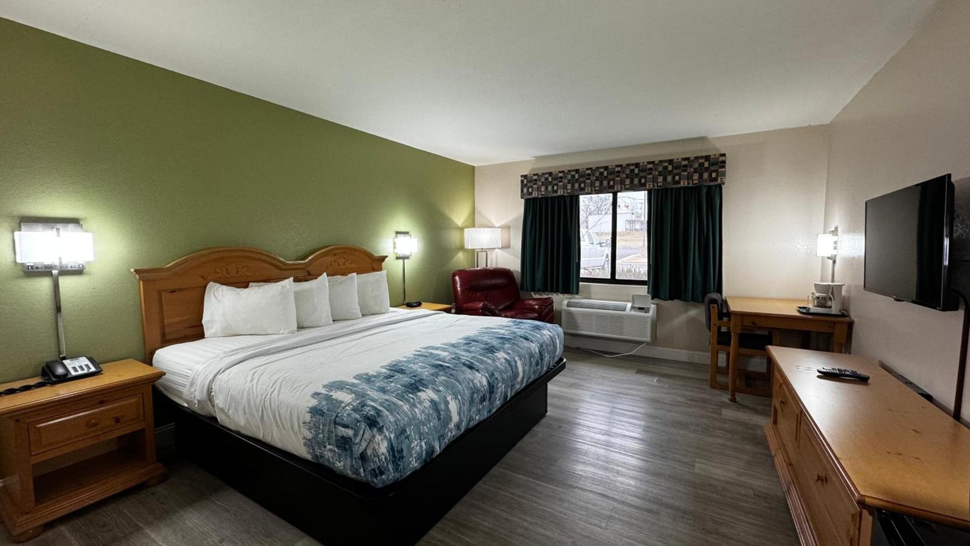 Regency Inn and Suites photo 35