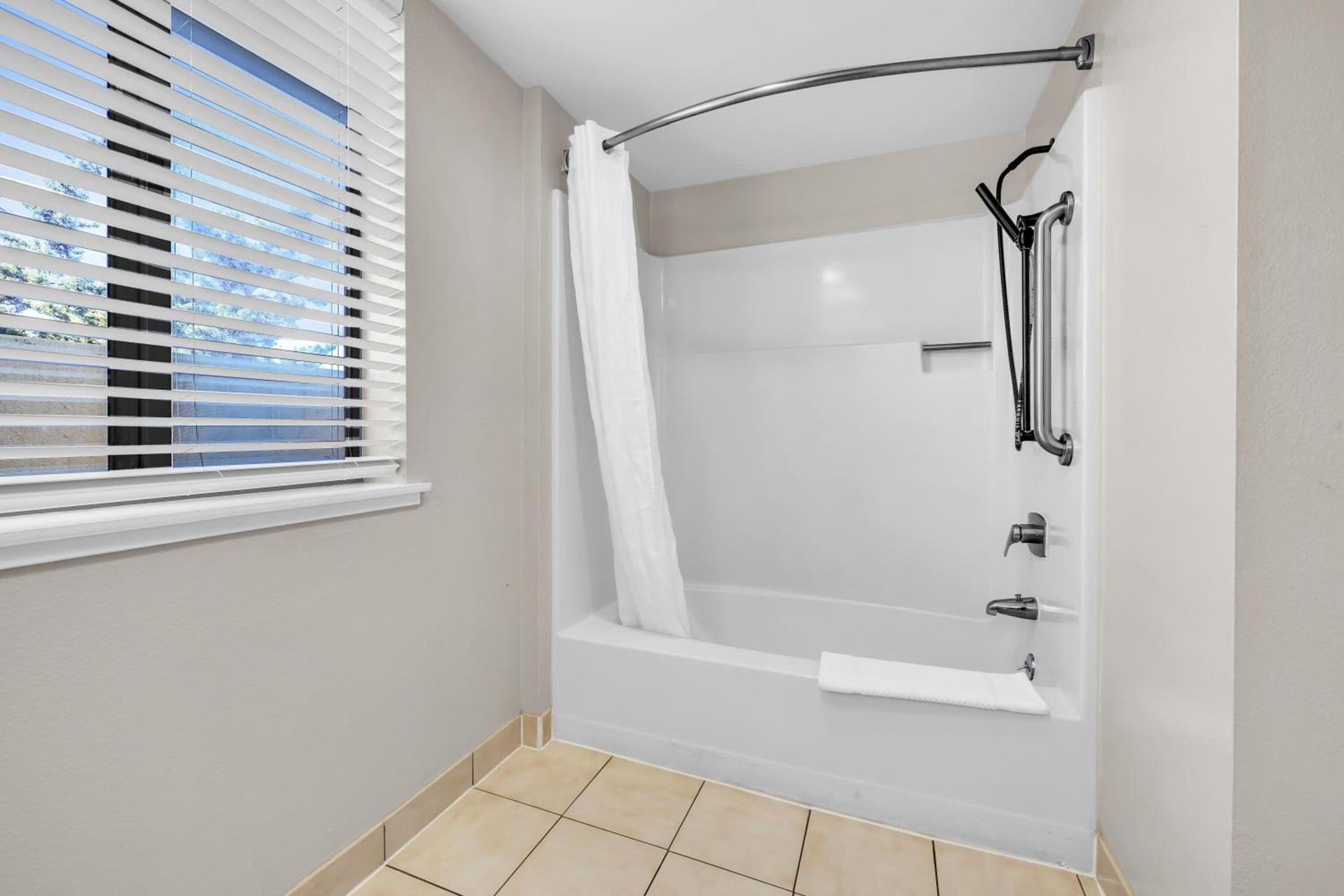 Bay Breeze Inn photo 20
