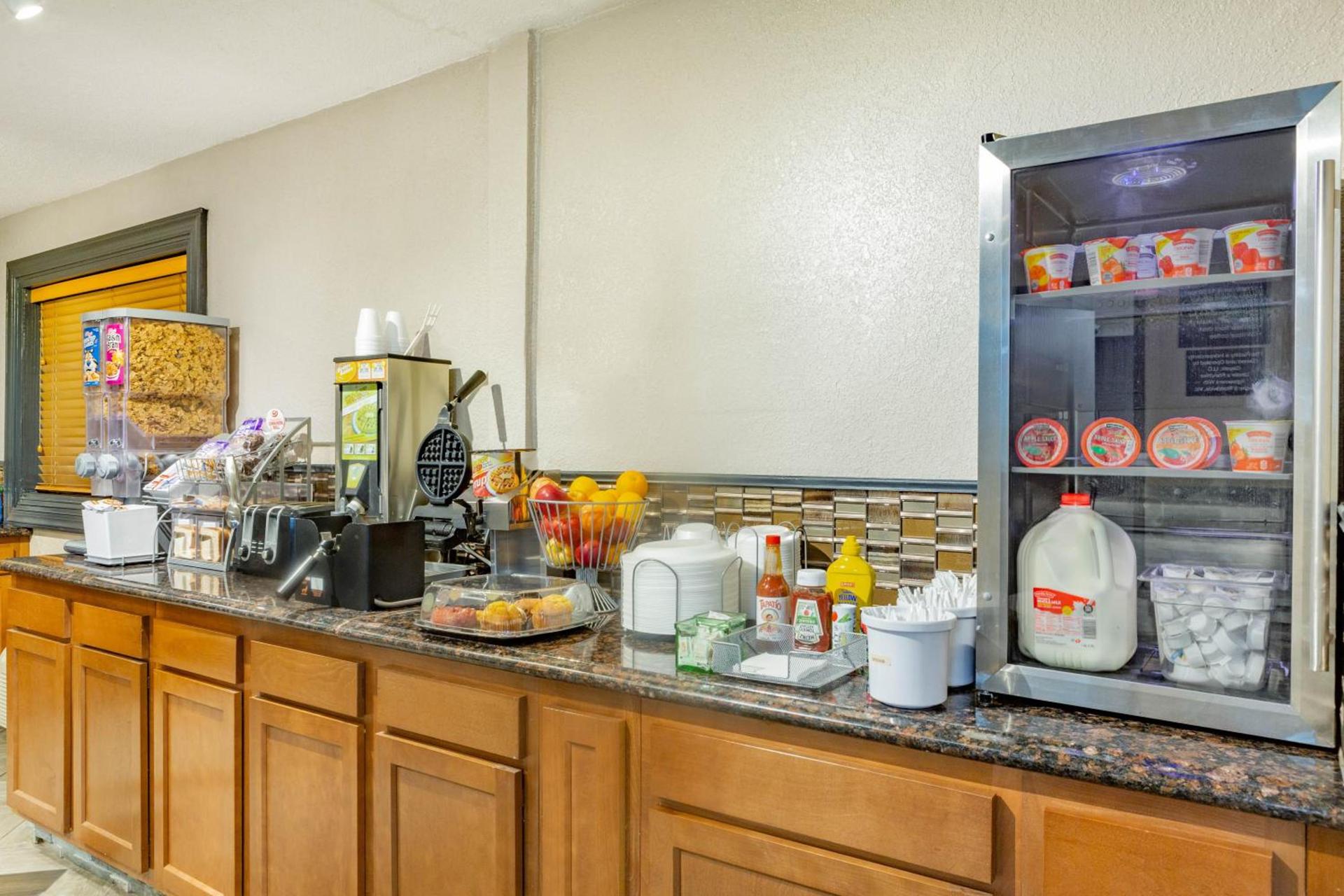 Super 8 by Wyndham Fort Madison photo 2