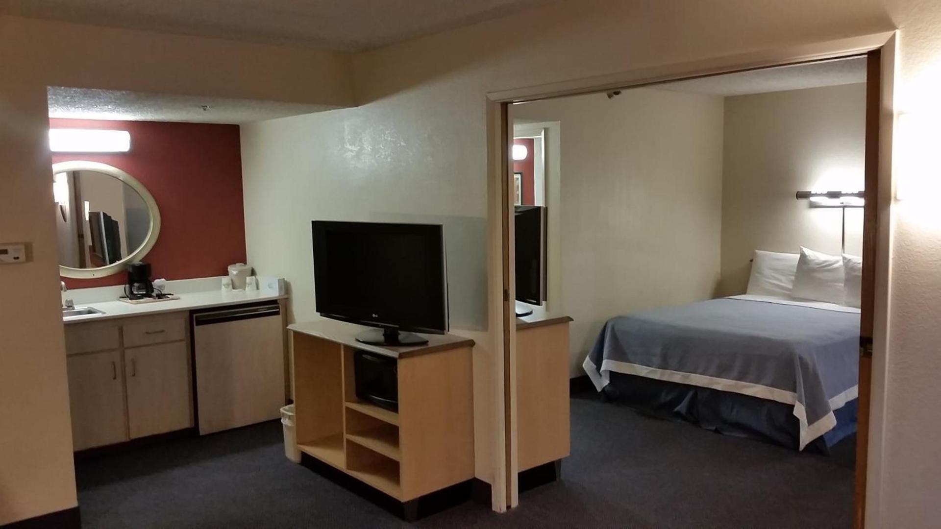 Days Inn by Wyndham Buena Park Anaheim photo 35