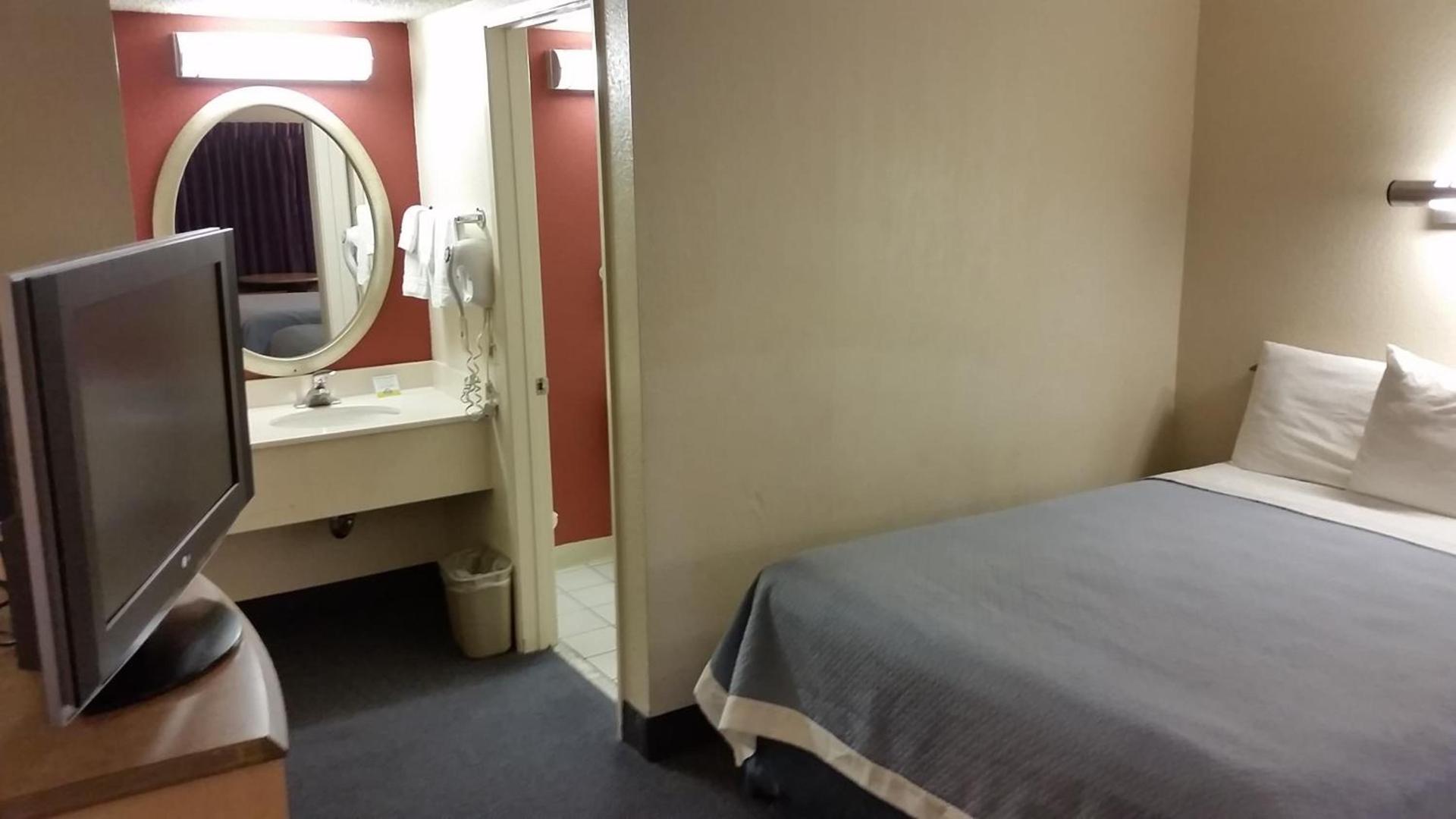 Days Inn by Wyndham Buena Park Anaheim photo 37