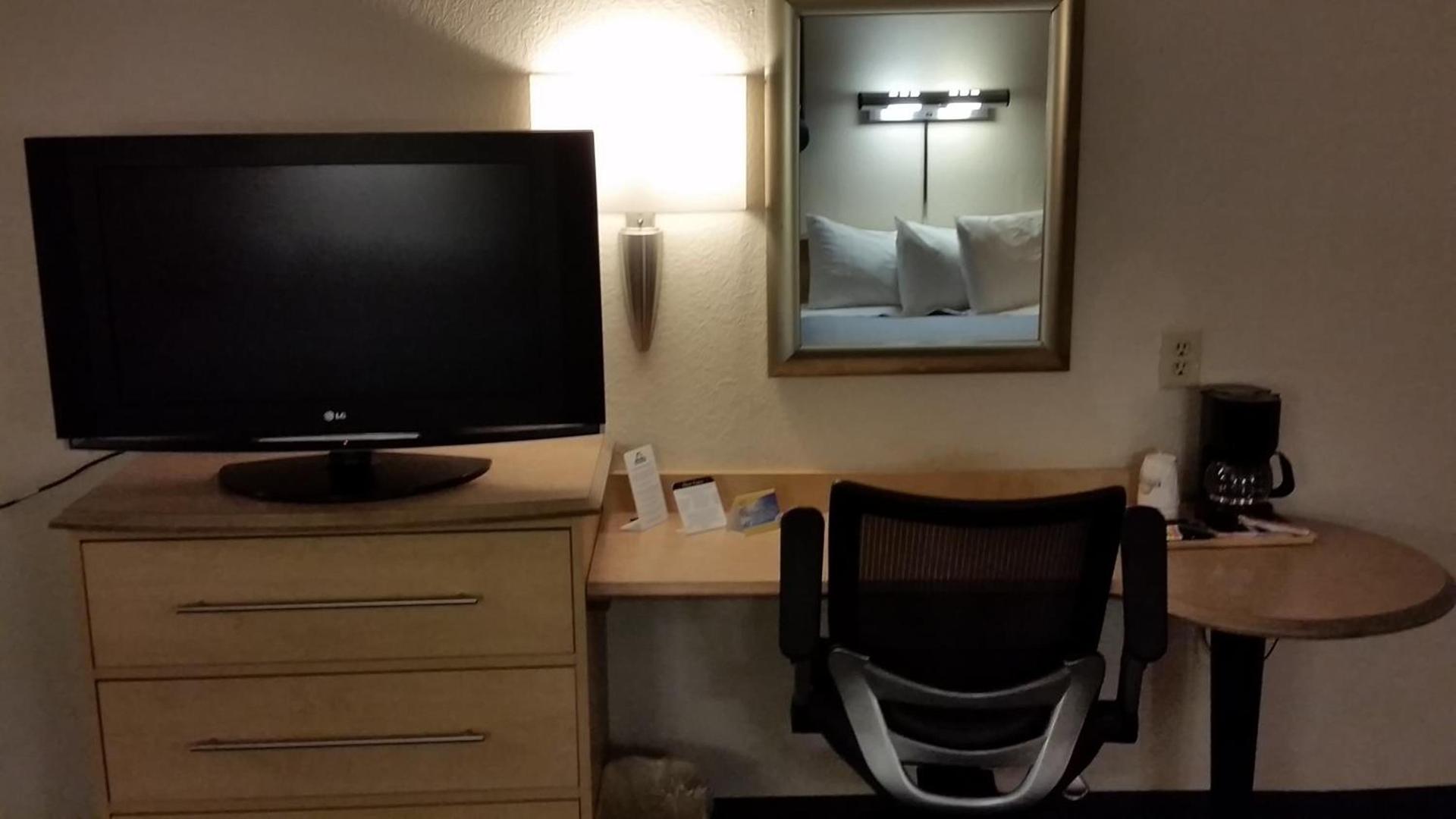 Days Inn by Wyndham Buena Park Anaheim photo 43