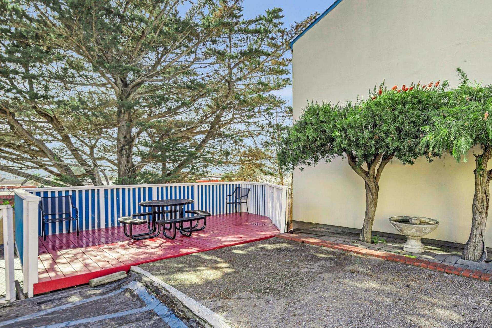 Bay Breeze Inn photo 4