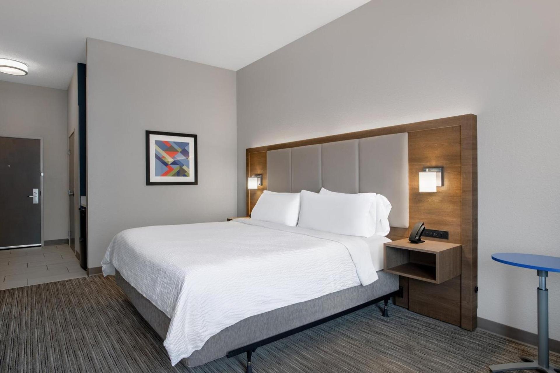 Holiday Inn Express & Suites Clinton by IHG photo 76