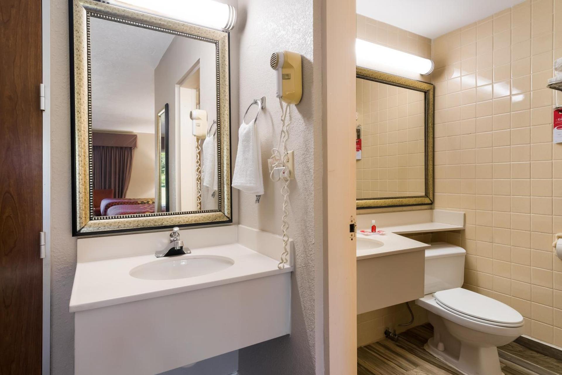 Perry Inn & Suites National Fairground I 75 photo 44
