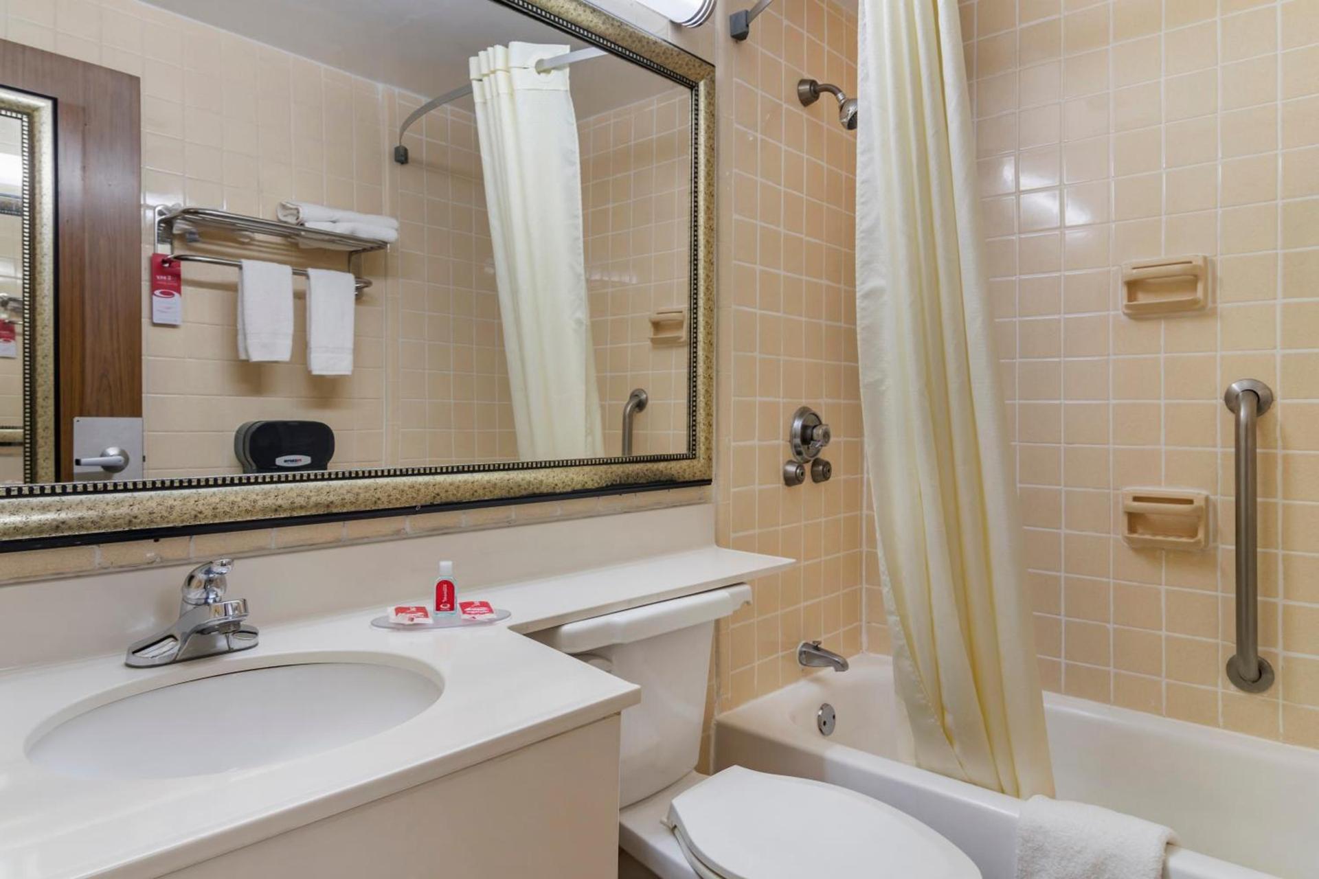 Perry Inn & Suites National Fairground I 75 photo 45