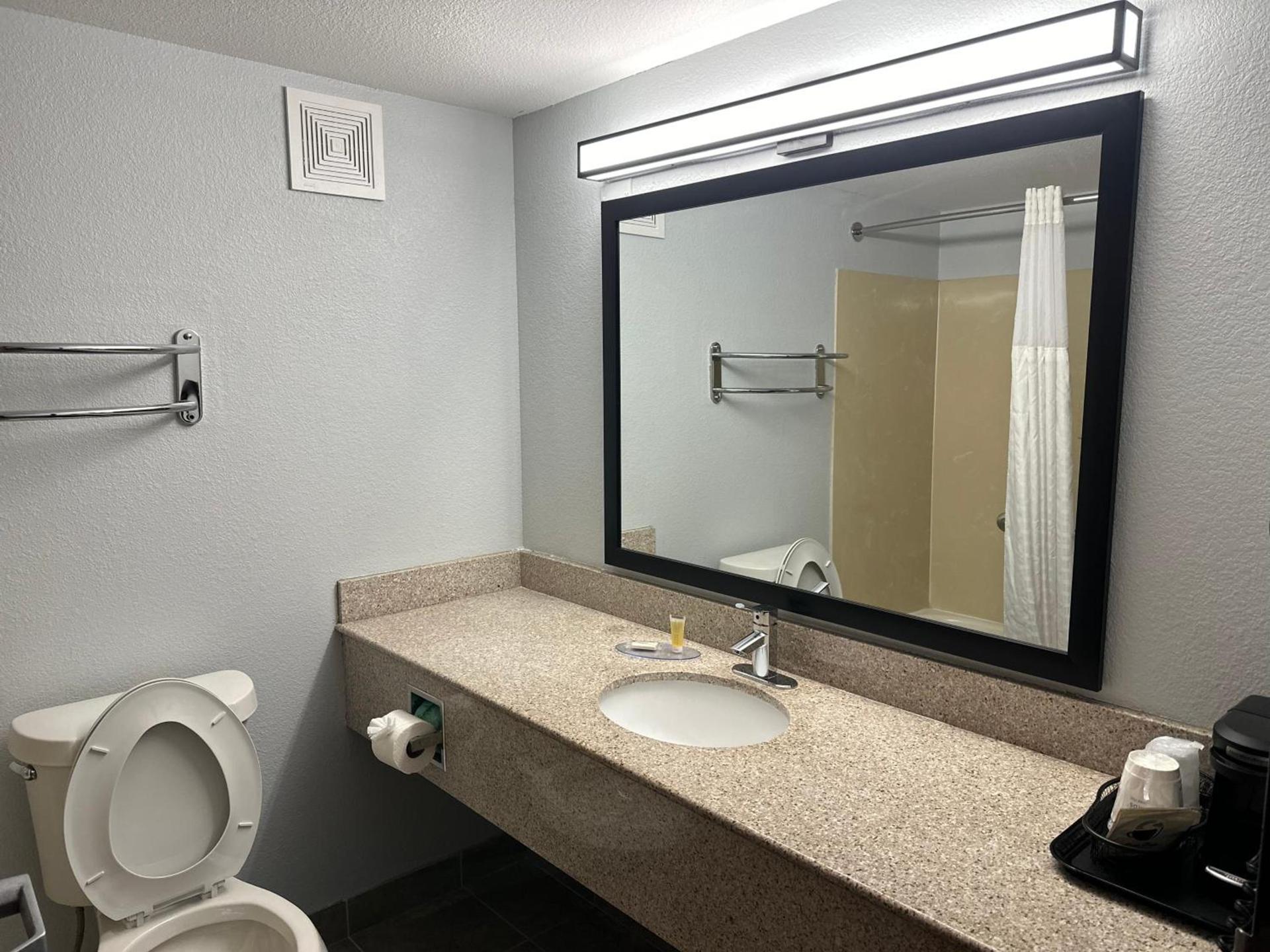 Super 8 by Wyndham Alexandria LA photo 12
