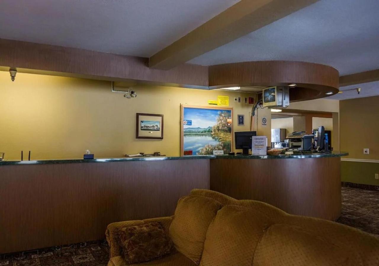 Norwood Inn Minneapolis Roseville photo 1
