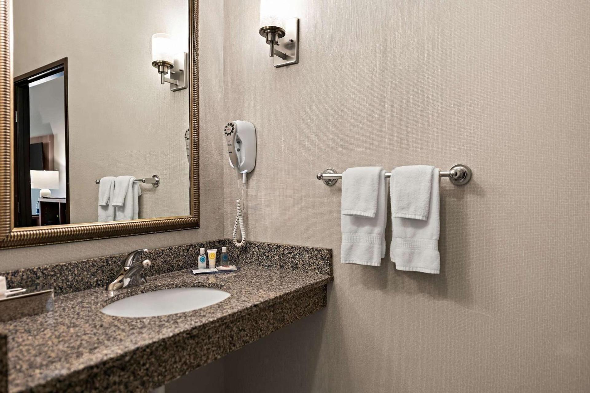 Comfort Suites Hudson I-94 photo 15