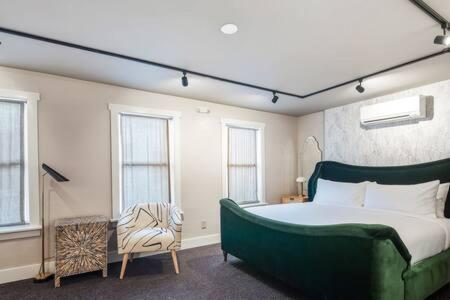 Yellow Room at Grand Maloney photo 2