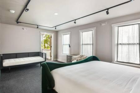 Yellow Room at Grand Maloney photo 7