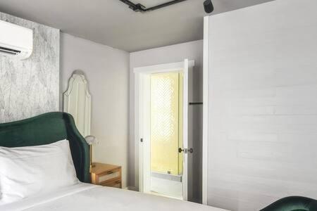 Yellow Room at Grand Maloney photo 8