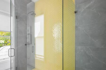 Yellow Room at Grand Maloney photo 9