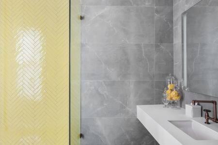 Yellow Room at Grand Maloney photo 10