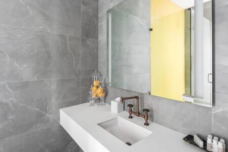Yellow Room at Grand Maloney photo 11