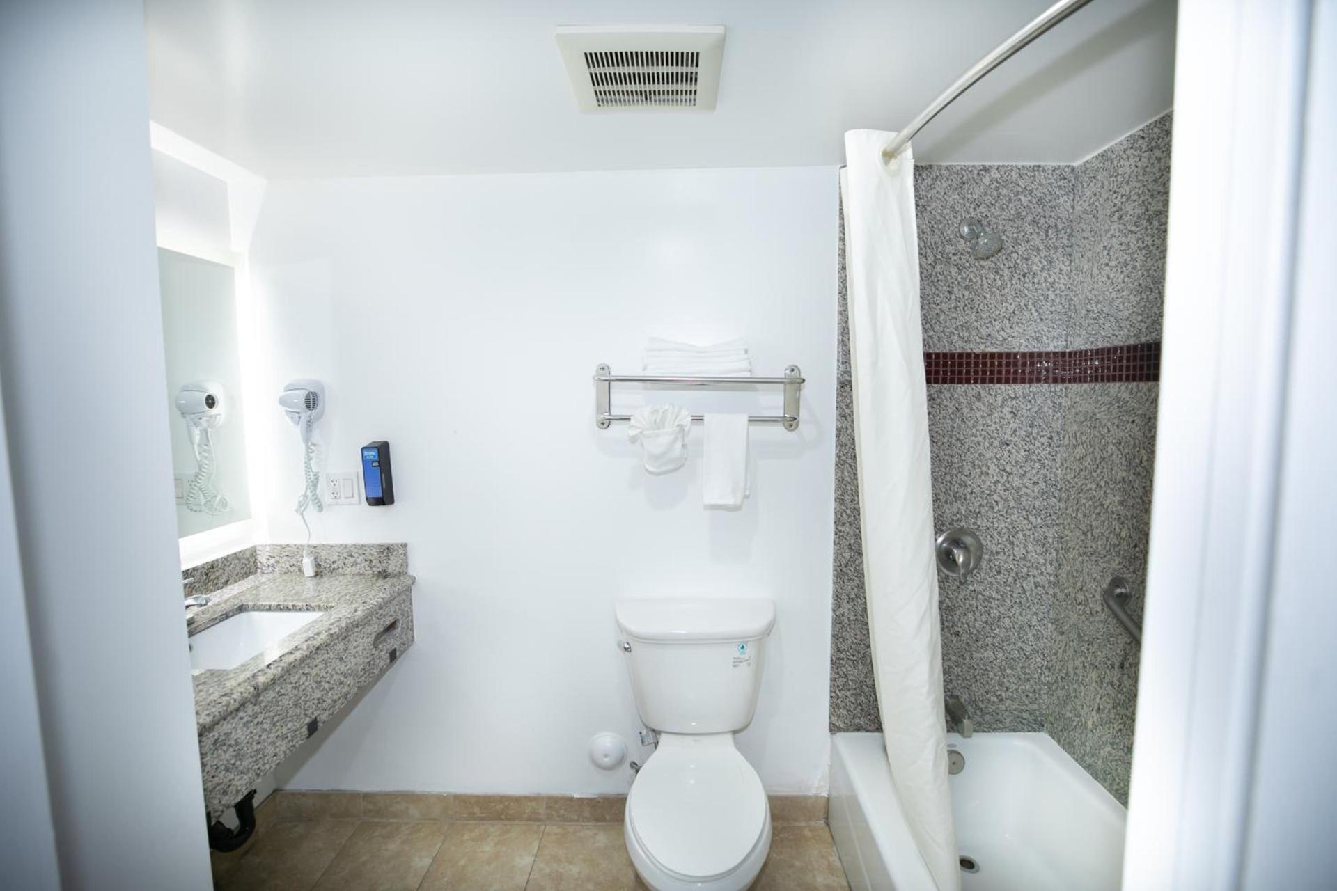 Rodeway Inn & Suites Bellflower photo 55